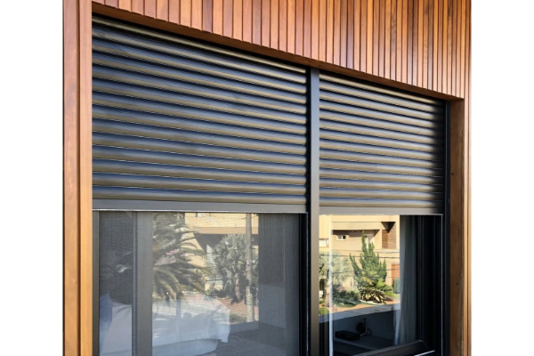 Janela de Correr 2 Folhas com Persiana Integrada